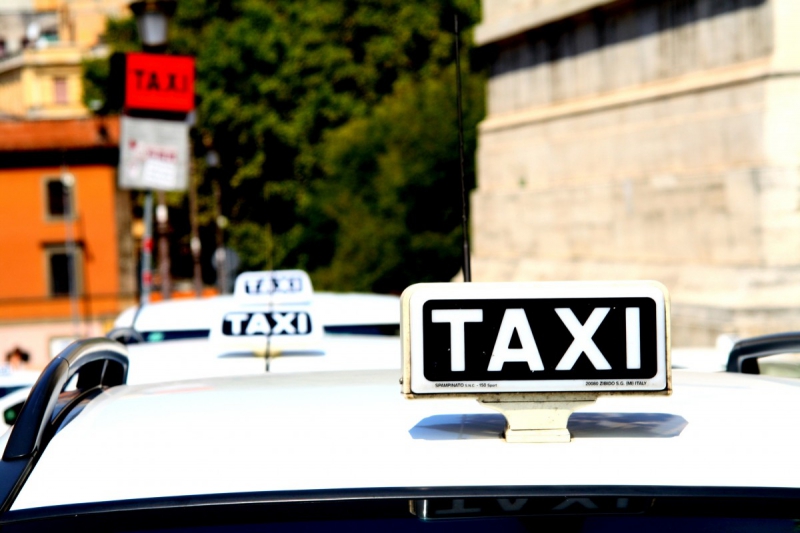 taxis-LA BASTIDE-min_taxi_auto_rome_road_white-1051610